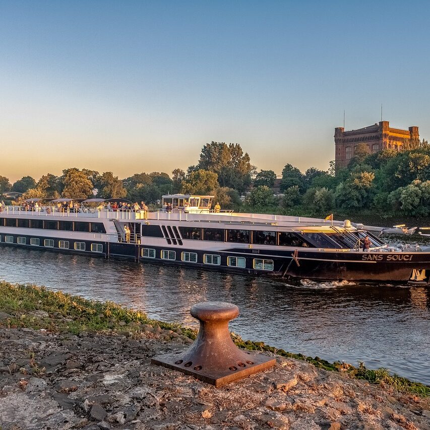 river-cruise-ship-3509726_1280